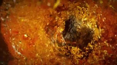 Altın Alkol Sıvısı Şişe Döndürme Süper Yavaş Çekimi, 300 fps 'te. 4K 'da Yüksek Hız Sinema Kamerası ile çekildi..