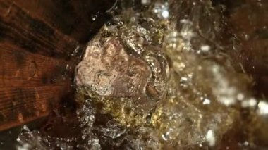 Old Oak Tahta Fıçısı 'nda 300fps hızla Beyaz Şarap Fıçısı Süper Yavaş Çekimi. 4K 'da Yüksek Hız Sinema Kamerası ile çekildi..