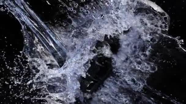 Super Slow Motion Shot Von Spritzwasser Auf Schwarzem Hintergrund Bei — Stockvideo
