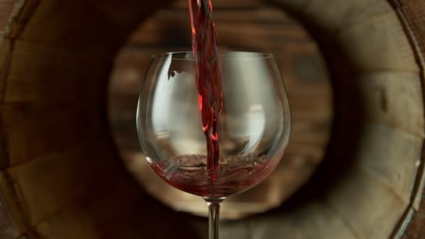 Super Slow Motion Shot Pouring Red Wine Γυάλινο Εσωτερικό Ξύλινο — Αρχείο Βίντεο