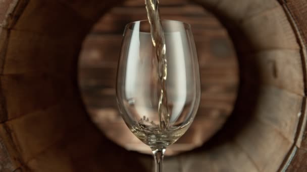 以1000Fps的速度将白葡萄酒倒入木桶内的玻璃杯的超级慢动作镜头 用4K高速电影摄影机拍摄 — 图库视频影像