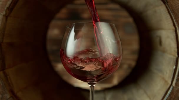 Super Ralenti Prise Vue Verser Vin Rouge Dans Verre Intérieur — Video
