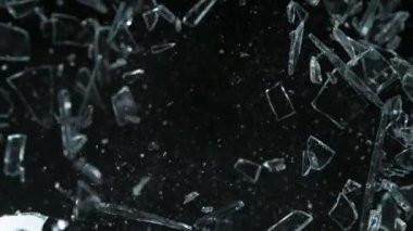 Kameraya doğru uçan cam kırıklarının Süper Yavaş Çekimi 1000fps derinlikte izole edildi. Yüksek hızlı sinema kamerasıyla çekildi, 4K.