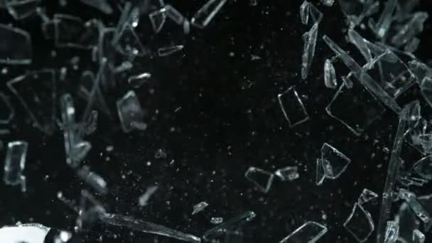 Super Slow Motion Shot Glass Shards Lecące Kierunku Kamery Izolowane — Wideo stockowe