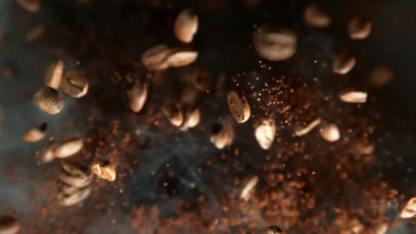 Super Zeitlupe Schuss Von Gemahlenem Kaffee Und Frischen Bohnen Explosion — Stockvideo