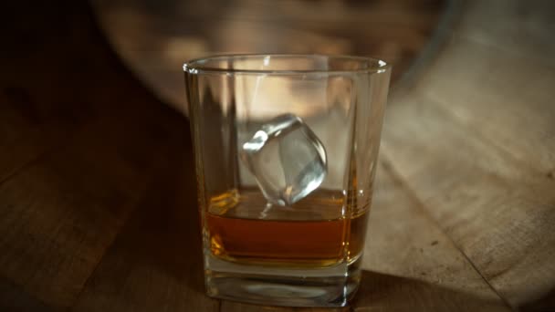 超级慢镜头的冰块掉进了木桶里的威士忌杯 速度为1000Fps 用4K高速电影摄影机拍摄 — 图库视频影像
