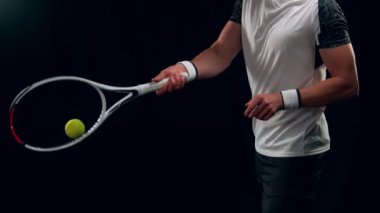 Tenis oyuncusunun Super Slow Motion Studio Shot 'u 1000fps hızla topa vurdu. 4K 'da Yüksek Hız Sinema Kamerası ile çekildi..