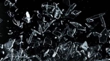 Süper Yavaş Hareketli Uçan ve Parçalanan Cam Kırıkları 300 fp 'de karada izole edildi. Yüksek hızlı sinema kamerasıyla çekildi, 4K.