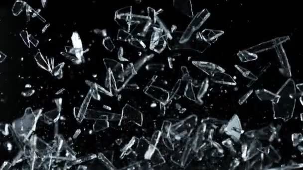超慢速飞行和粉碎玻璃碎片的镜头以1000Fps的速度与黑色隔离 用高速摄像机拍摄 — 图库视频影像