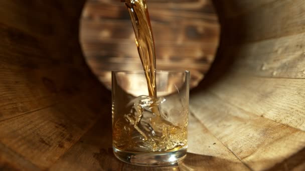 Super Slow Motion Shot Verter Whisky Vidrio Dentro Del Barril — Vídeos de Stock