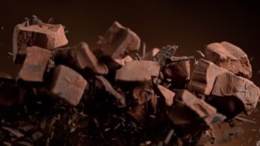 1000fps 'te patladıktan sonra Süper Yavaş Çekim Çiğ Çikolata Parçacıkları. 4K Çözünürlükte Yüksek Hız Sinema Kamerası ile Çekim.