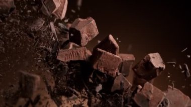 1000fps 'te patladıktan sonra Süper Yavaş Çekim Çiğ Çikolata Parçacıkları. 4K Çözünürlükte Yüksek Hız Sinema Kamerası ile Çekim.