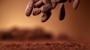 Süper Yavaş Çekim Çiğ Çikolata Fasulyesinin Kakao Tozu 'na düşüşü. 4K Çözünürlükte Yüksek Hız Sinema Kamerası ile Çekim.