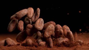 Süper Yavaş Çekim Çiğ Çikolata Fasulyesinin Kakao Tozu 'na düşüşü. 4K Çözünürlükte Yüksek Hız Sinema Kamerası ile Çekim.
