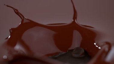 Çikolata sıçraması. Dijital Sinema Kamerası 'nı çok yavaş çekimde çek, 1000fps.