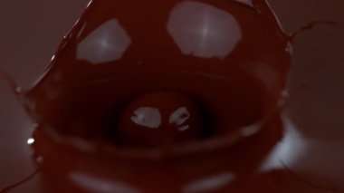 Çikolata sıçraması. Dijital Sinema Kamerası 'nı çok yavaş çekimde çek, 1000fps.