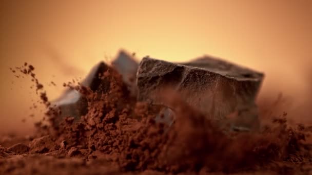 Super Slow Motion Shot Raw Chocolate Chunks Caída Polvo Cacao — Vídeos de Stock