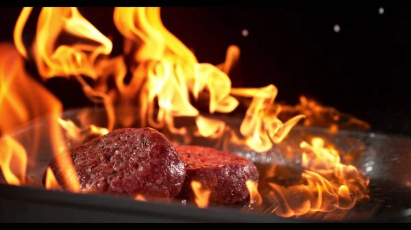 쇠고기 버거와 후추를 불이붙은 프라이팬에 던지는 1000Fps — 스톡 사진