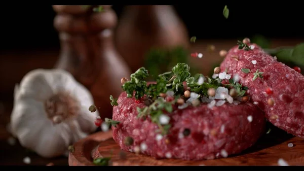 超スローモーション映像のストリーミング塩とハーブで新鮮な生肉バーガー 1000Fps ロイヤリティフリーのストック画像