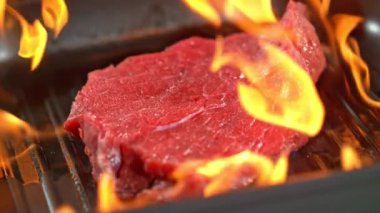 Yüksek Hız Sinema Kamerasıyla Yüksek Hız, 4K 'da Çekilen Ateşli Panelde Taze Et Fırlatma Süper Yavaş Film Görüntüsü.