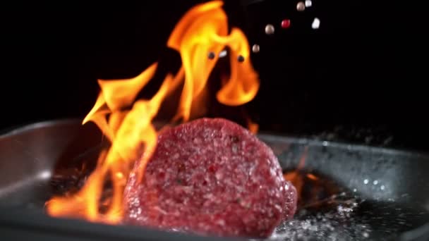 불이붙은 프라이팬에 쇠고기 햄버거를 던지는 슬로우 1000Fps — 비디오