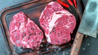 Süper Yavaş Çekim Düşen Biber ve Taze Et Üzerine Tuz 1000fps 'de. Yüksek Hız Sinema Kamerası ile 4K çözünürlükte çekilmiştir.