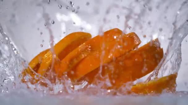 Super Slow Motion Shot Falling Orange Water Снимок Высокой Скоростью — стоковое видео