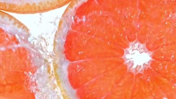 Super Pomalý Pohyb Záběr Stříkající Vody Grapefruitové Plátky Při 1000Fps — Stock video