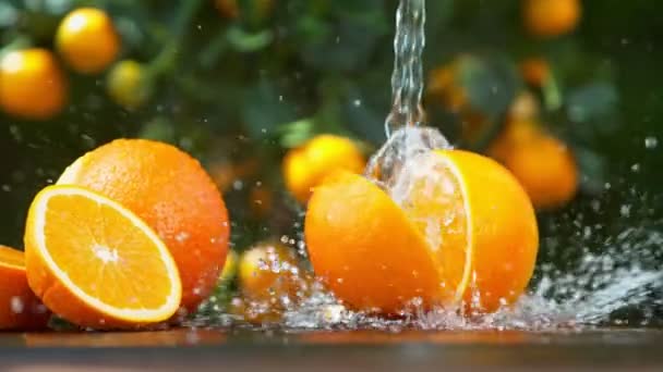 Super Slow Motion Shot Van Val Oranje Met Water Splash — Stockvideo