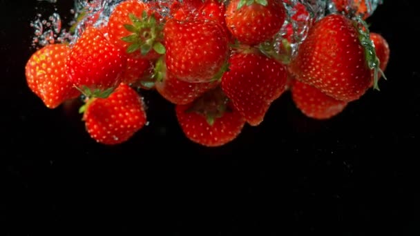 Super Slow Motion Shot Falling Strawberries Water 1000Fps Filmado Con — Vídeos de Stock