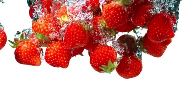 Super Slow Motion Shot Falling Strawberries Water Скорости 1000 Кадров — стоковое видео