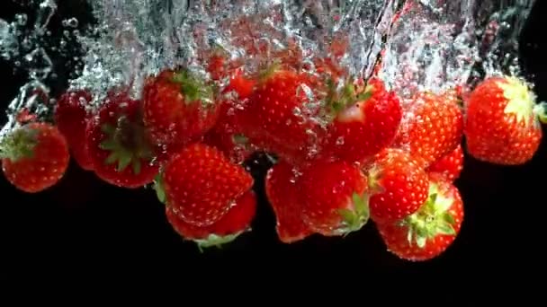 Super Slow Motion Shot Falling Strawberries Water Скорости 1000 Кадров — стоковое видео