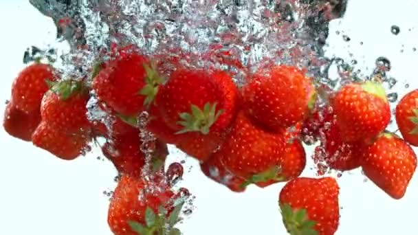 Super Slow Motion Shot Van Vallende Aardbeien Het Water 1000Fps — Stockvideo