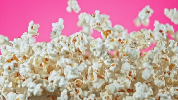 Super Slow Motion Shot Van Popcorn Roze Achtergrond Wordt Geëxplodeerd — Stockvideo