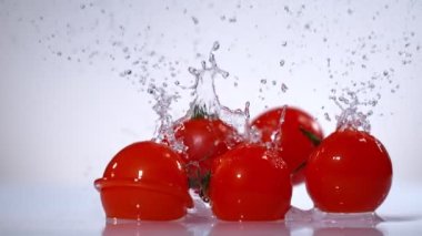 Domatesler çok yavaş bir şekilde suya düşüyorlar. 1000fps yükseklikte Yüksek Hız Sinemasıyla Çekim.