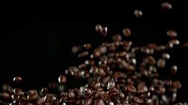 Süper Yavaş Çekim Patlayan Premium Kahve Fasulyeleri 'nin 1000fps' te çekilmesi. 4K Çözünürlükte Yüksek Hız Sinema Kamerası ile Çekildi.