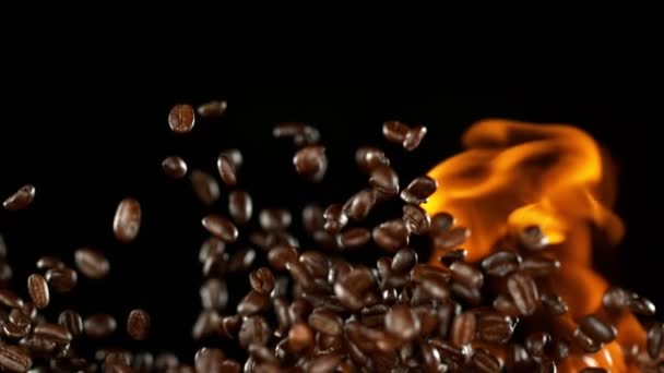 超スローモーションで爆発した後のコーヒー豆と炎 4Kで高速シネマカメラで撮影 — ストック動画