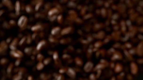 超级慢镜头的爆炸溢价咖啡豆朝向相机1000英尺每秒 以4K高速电影摄影机拍摄 — 图库视频影像