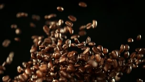 超级慢镜头的爆炸溢价咖啡豆在1000Fps 以4K高速电影摄影机拍摄 — 图库视频影像
