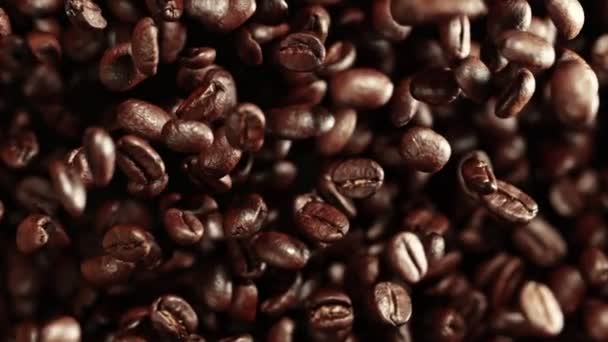 Super Zeitlupenaufnahme Explodierender Premium Kaffeebohnen Richtung Kamera Bei 1000Fps Aufgenommen — Stockvideo