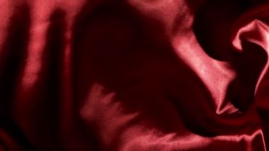 Kırmızı dalgalı kumaş arka plan süper yavaş çekimde, yüksek hızlı sinema kamerasıyla 1000Fps 4K 'de çekildi.