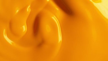 Dönen Sarı Sıvı Arkaplanının Süper Yavaş Çekimi, 300 fite ayarlandı. 4K 'de Yüksek Hız Sinema Kamerası ile çekildi..