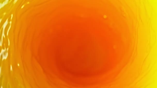 超スローモーション1000 Fpsでオレンジジュースの渦のショット 4Kで高速シネマカメラで撮影 — ストック動画