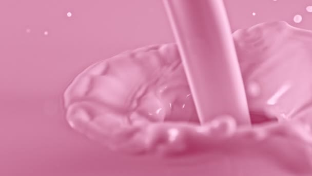 Super Slow Motion Shot Pouring Splashing Strawberry Milk 1000Fps Inglês — Vídeo de Stock