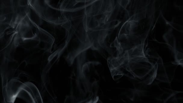Super Pomalý Pohyb Záběr Stoupajícího Kouře Pozadí Izolované Černém Při — Stock video