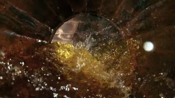 白葡萄酒在老橡木桶中以1000Fps的速度飞溅的超级慢镜头 用4K高速电影摄影机拍摄 — 图库视频影像