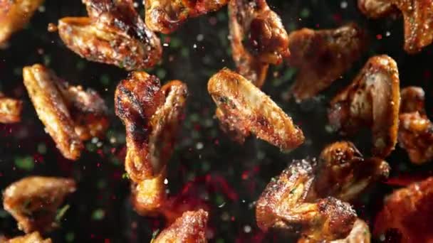 Super Slow Motion Shot Grilled Spicy Chicken Wings Flying Camera — Stok Video