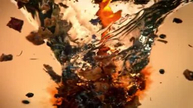 Su Girdabında Sızdıran Meyve Çayı 'nın Süper Yavaş Çekimi 300 metrede. 4K 'da Yüksek Hız Sinema Kamerası ile çekildi..