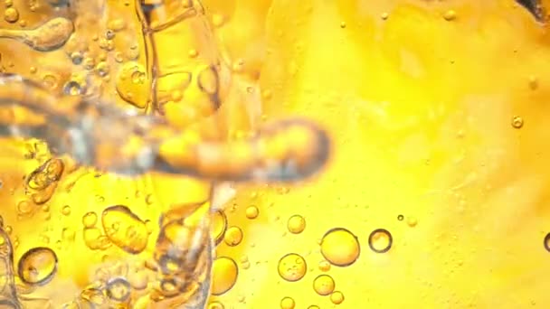 Super Slow Motion Shot Spring Golden Oil Waits 1000Fps Съемки — стоковое видео