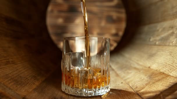 Super Slow Motion Skott Hälla Whisky Glas Med Isbitar Inuti — Stockvideo
